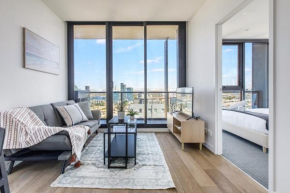 Modern Nomads Stylish Minimalist 2BR Walk to Garden & QV Market